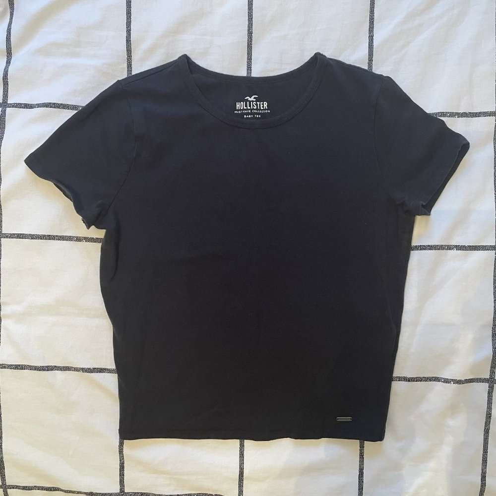Hollister Must-Have Baby Tee in Black, Size M